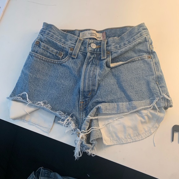 Perfect vintage Levi distressed jean shorts!!! - Picture 2 of 5